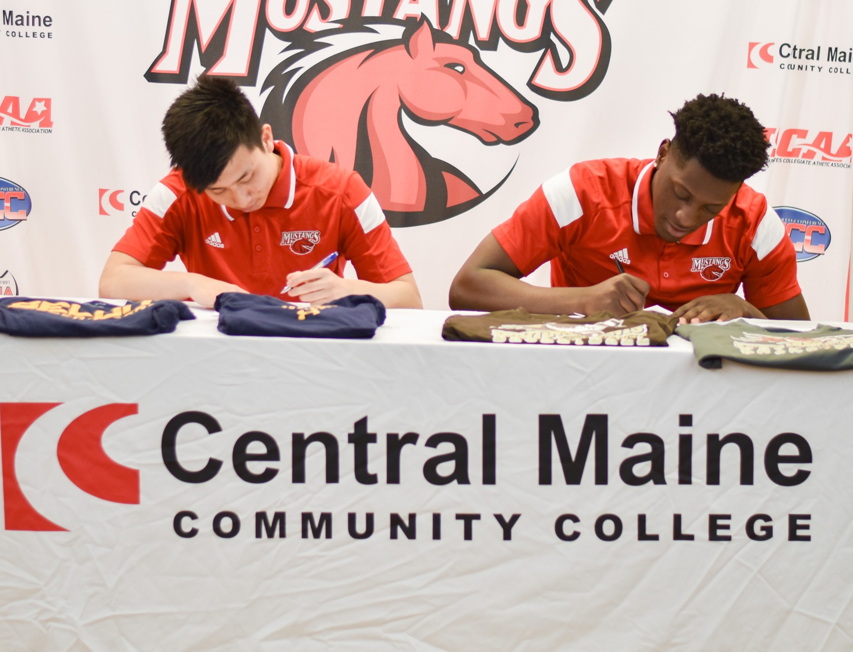Men's Basketball sophomores sign scholarship offers