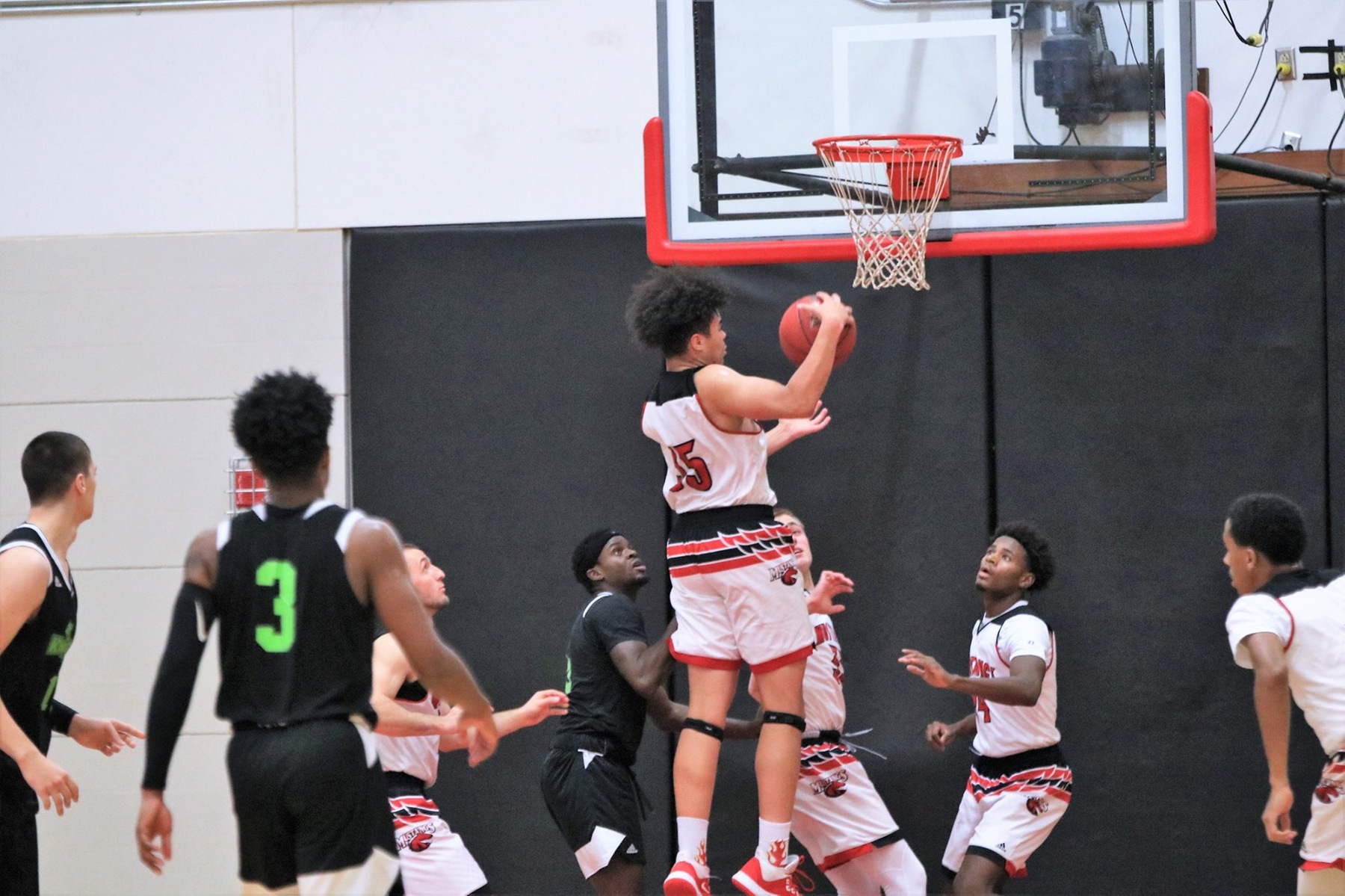 Mustangs Roll Over Clippers 82-60