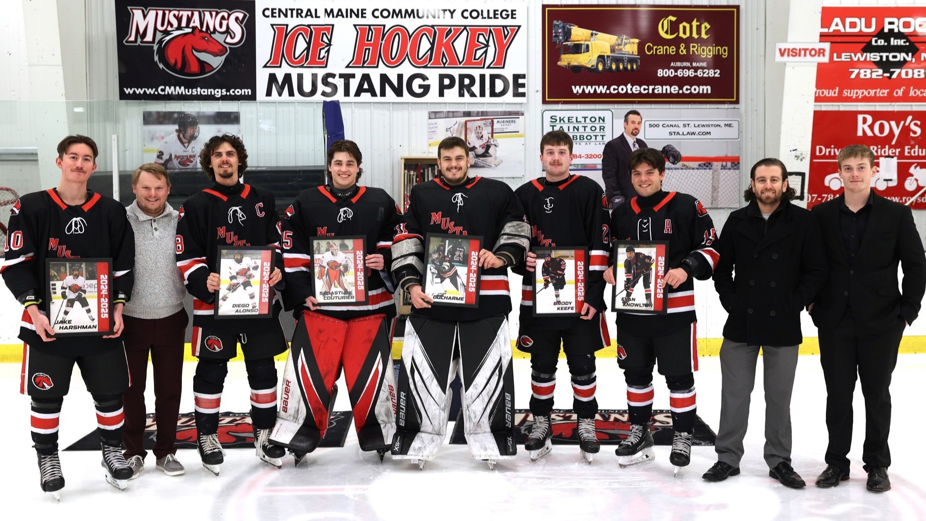 Men&rsquo;s Hockey Celebrates Seniors, Crushes Curry 8-1