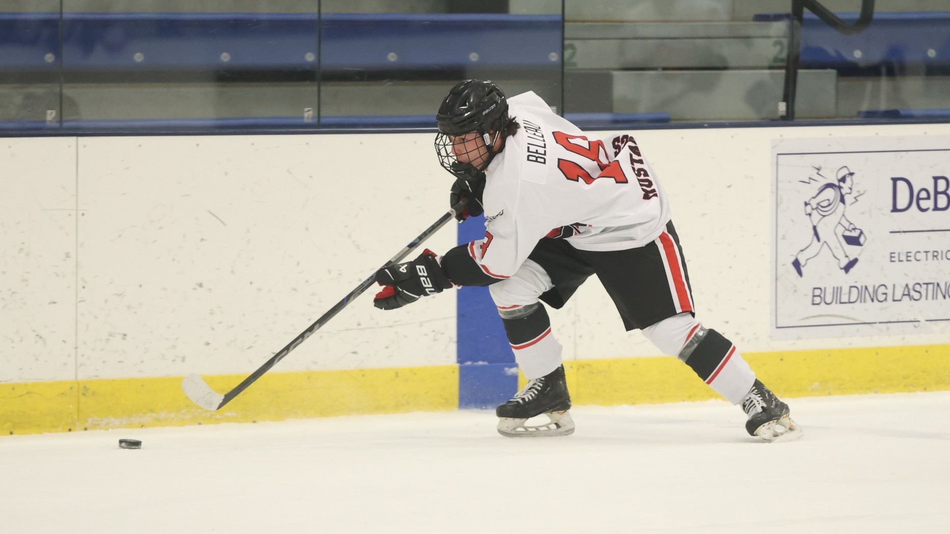 Men&rsquo;s Hockey Skates Past St. Vincent 4-1