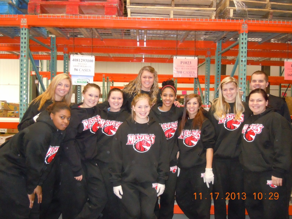 Women's Basketball volunteers at Good Shepard Food Bank
