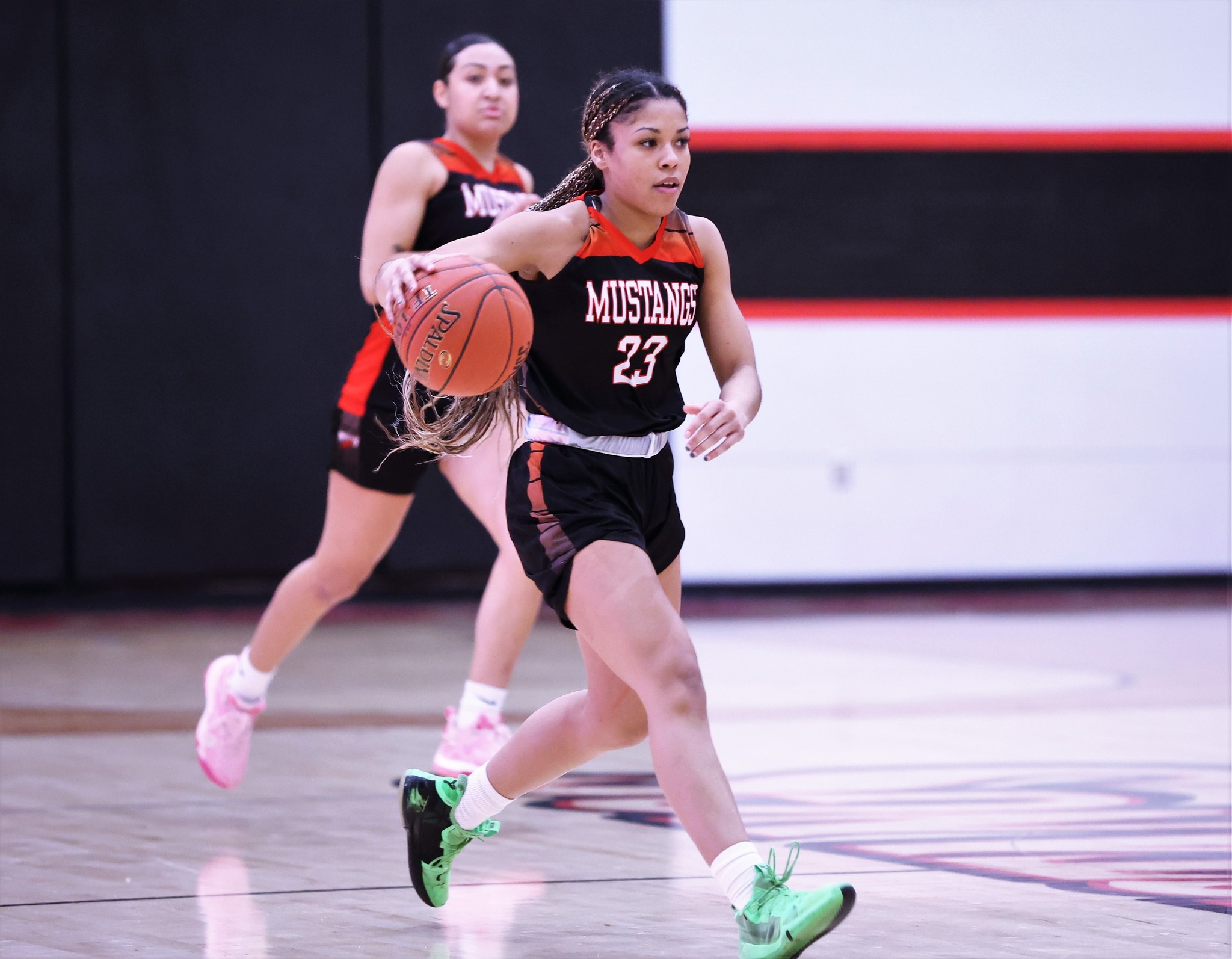 Mustangs tame Bobcats for 6th straight win