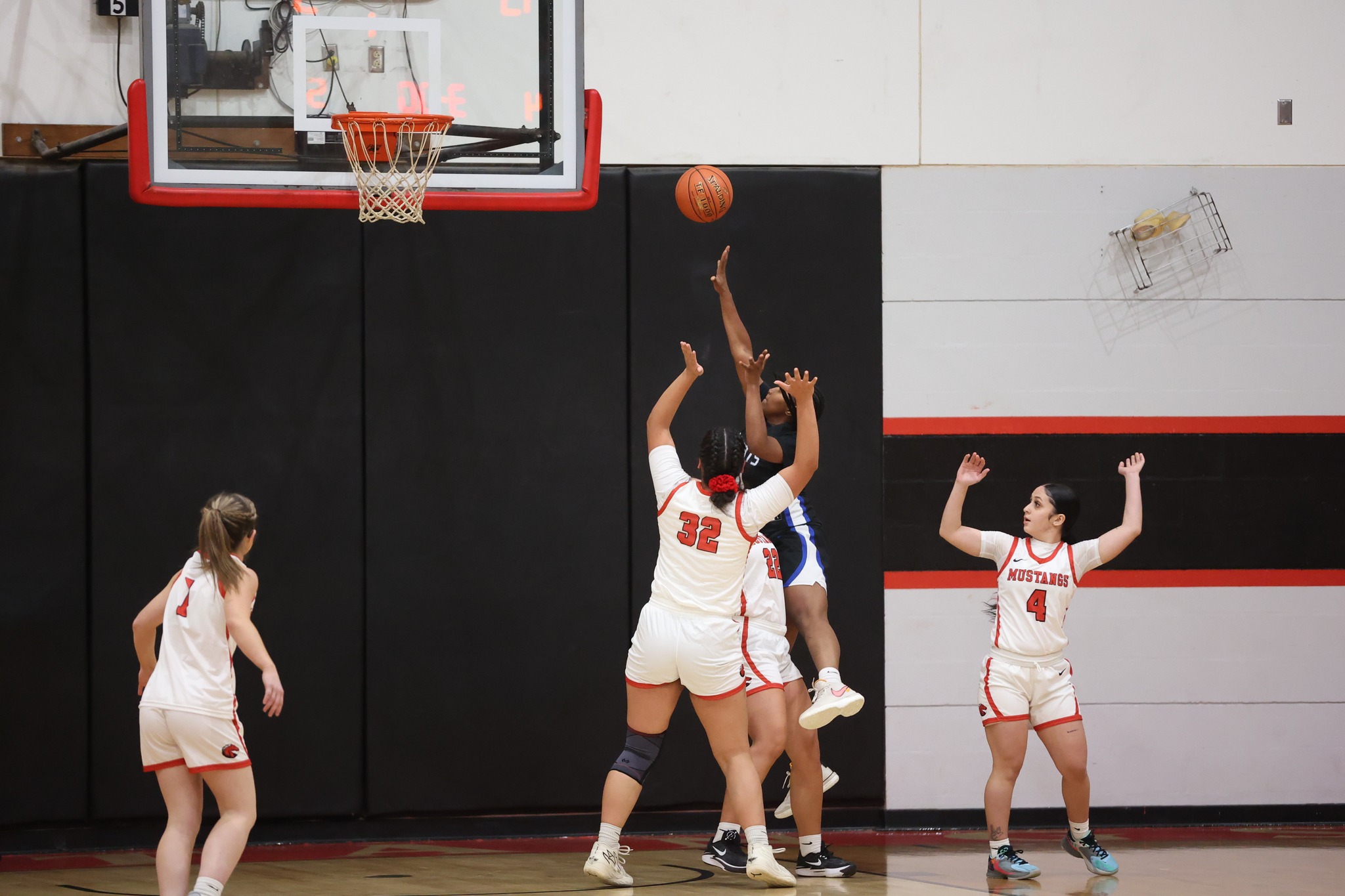 Women's Basketball routs Huskies